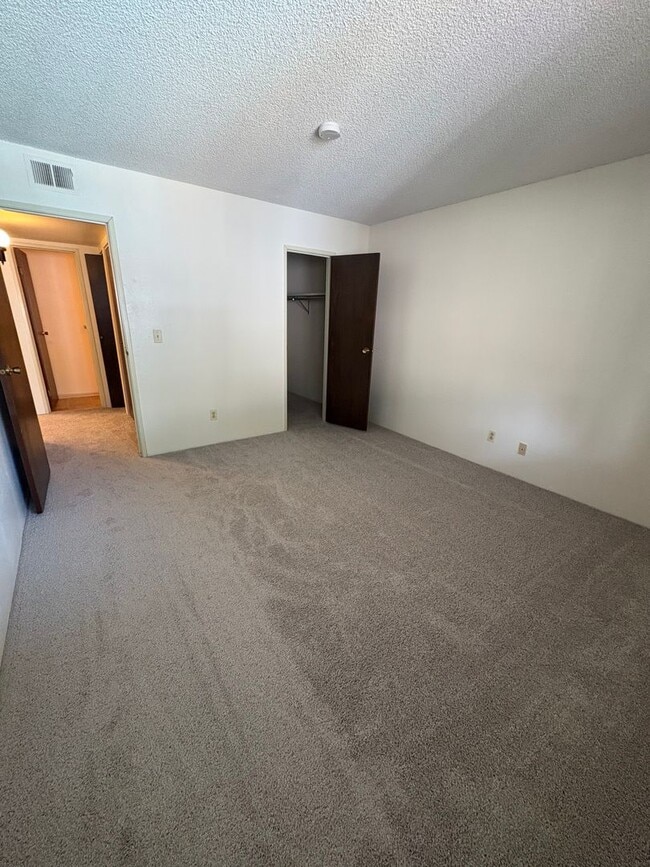 Building Photo - 1 - Bedroom / 1-Bath Penthouse Unit with I...
