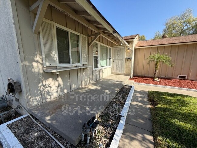 Building Photo - 3552 N Alameda Ave