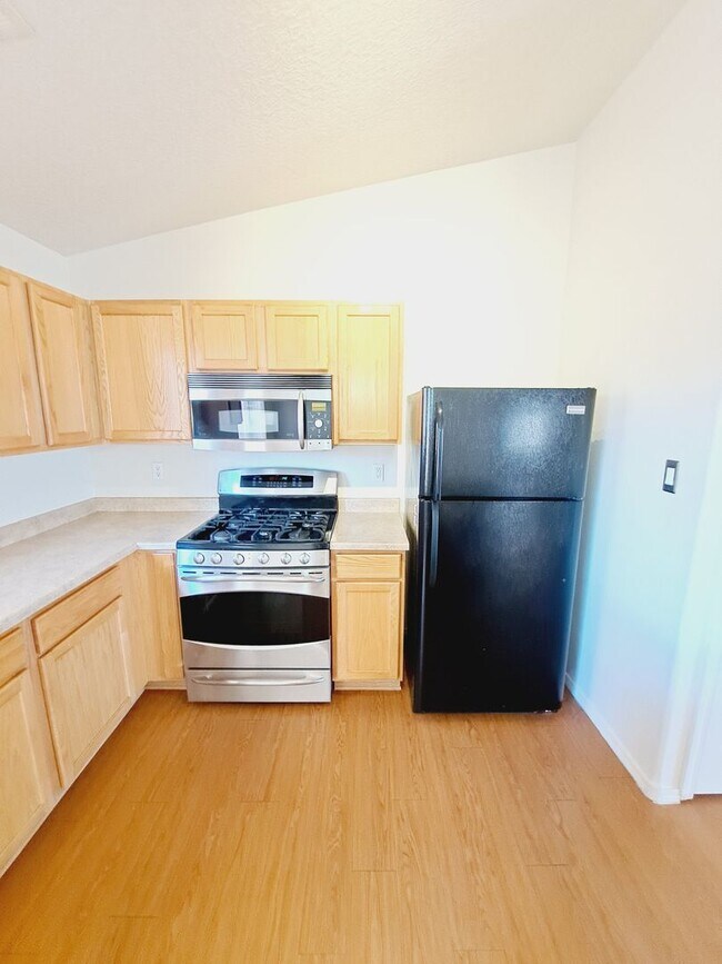 Building Photo - 3 bed 2 bath home in Huning Ranch!