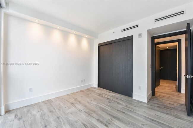 Building Photo - 1010 Brickell Ave