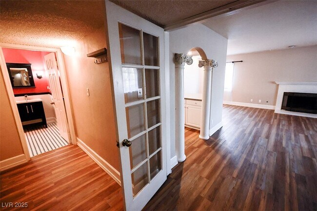 Building Photo - 706 Bracken Ave
