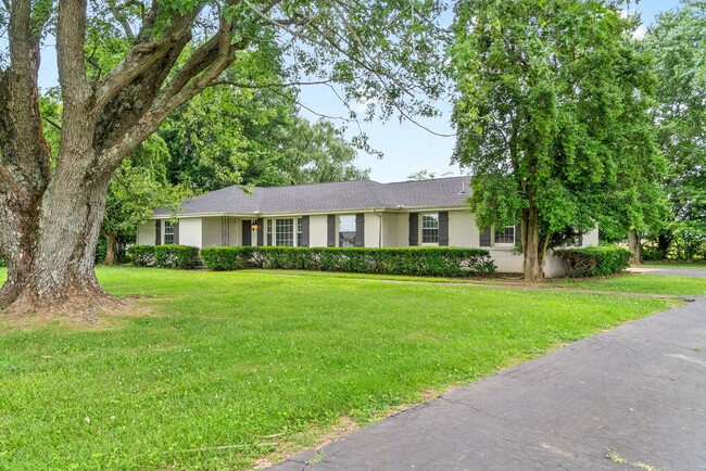 Building Photo - 4 Bedroom Country Style Home For Rent!