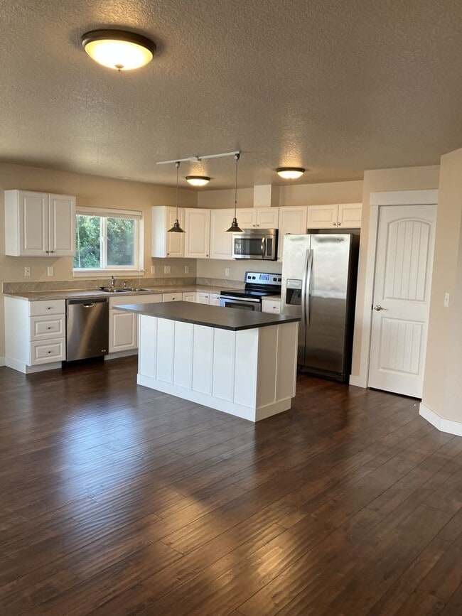 Building Photo - Single Level 3 bed 2 bed Home in Dallas, O...
