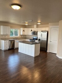 Building Photo - Single Level 3 bed 2 bed Home in Dallas, O...