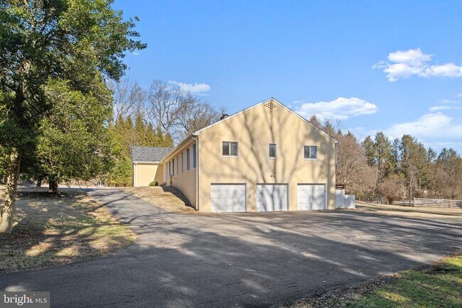 Building Photo - 901 Walker Rd