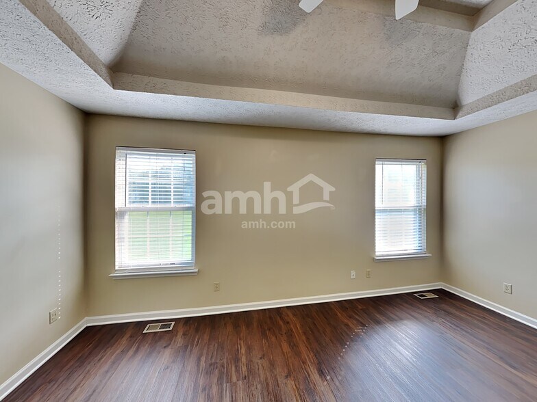Building Photo - 620 Creekfront Dr