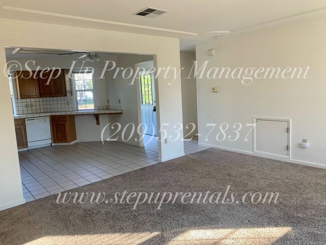 Building Photo - Welcoming and Spacious 3 Bedroom 2.5 Bathroom Home in Sonora!