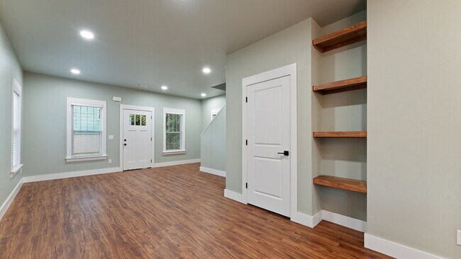 Building Photo - "Charming 2-Bed Oasis in Fayetteville with...