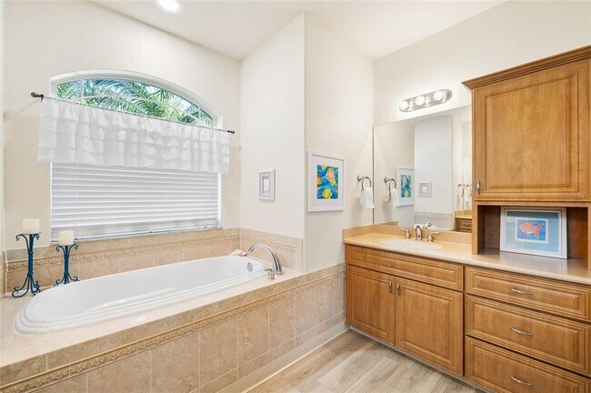 Building Photo - 3730 Crandon Rd