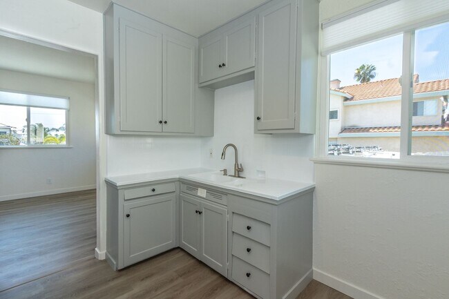 Building Photo - Refreshed 1 bed / 1bath Second Floor Unit in the Heart of Pacific Beach!