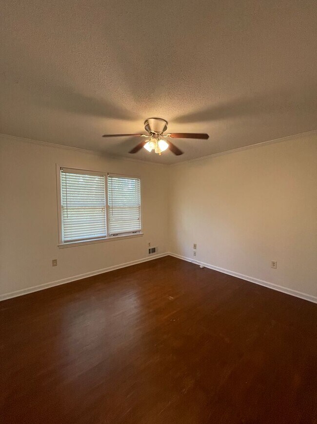 Building Photo - **PRELEASING**130 Derby Street | 3 BED 1.5 BATH CLOSE TO CAMPUS