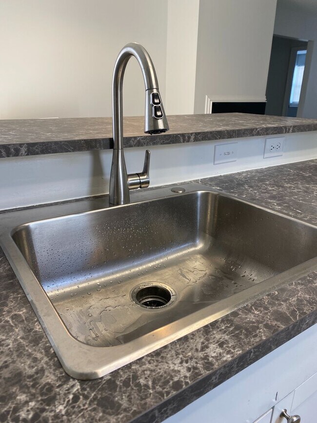 Building Photo - Remodeled Seven Oaks Condo