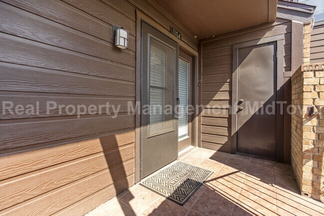 Building Photo - Cozy One-Bedroom Townhome in Prime Arlingt...