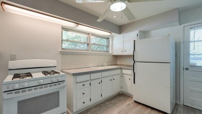 Building Photo - 2442 Oates Dr