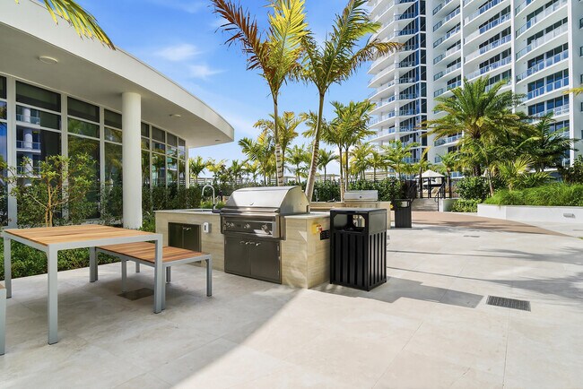 Building Photo - 220 Lake Shore Dr