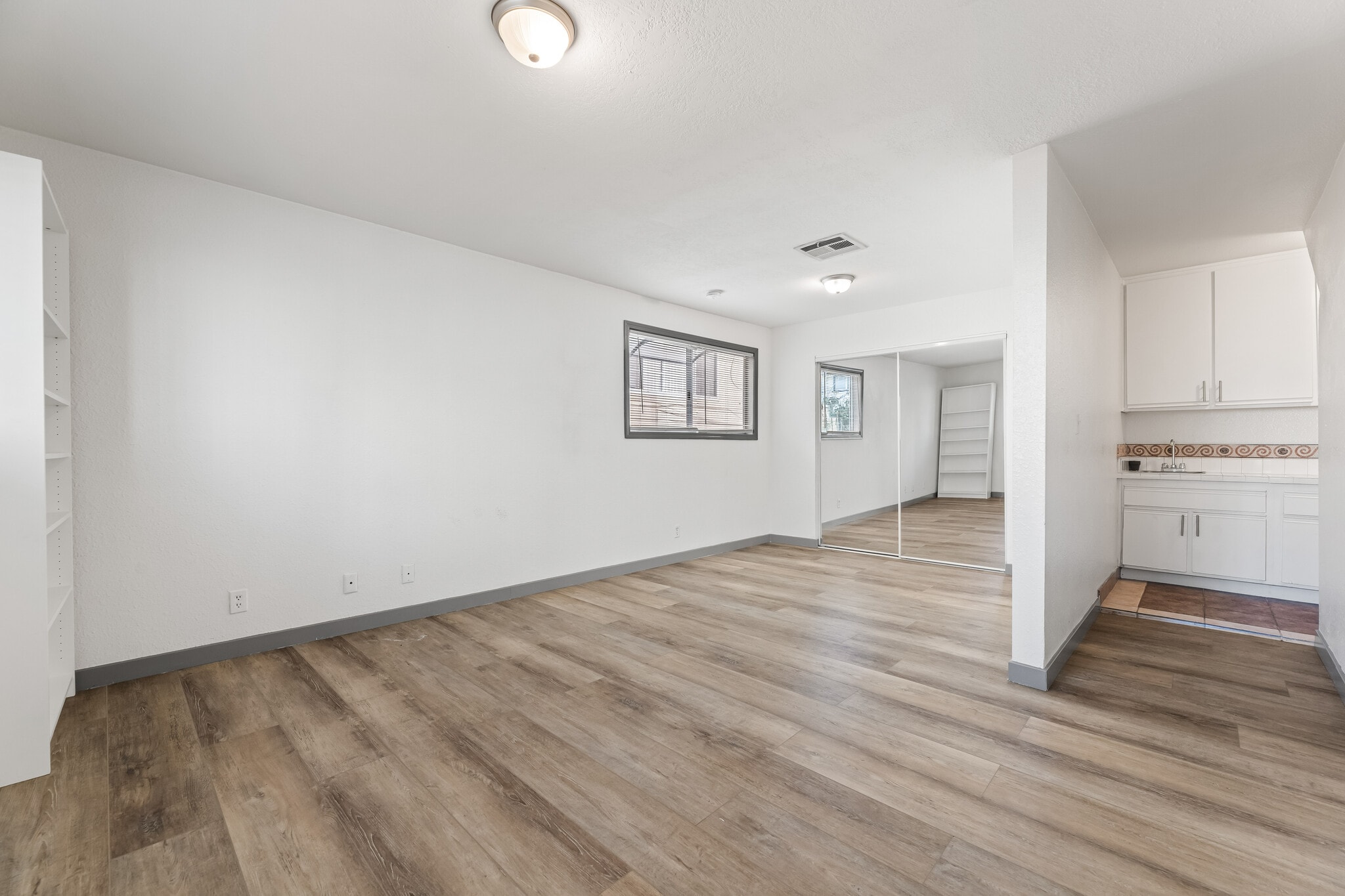 Building Photo - 1540 S Fairfax Ave