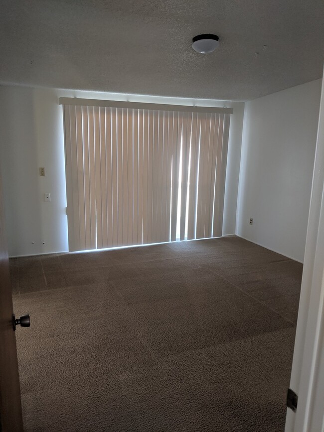Building Photo - R424