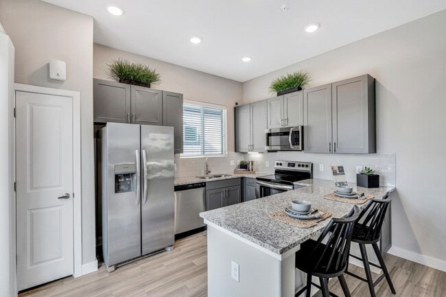 Building Photo - 5553 Lockhart Ln