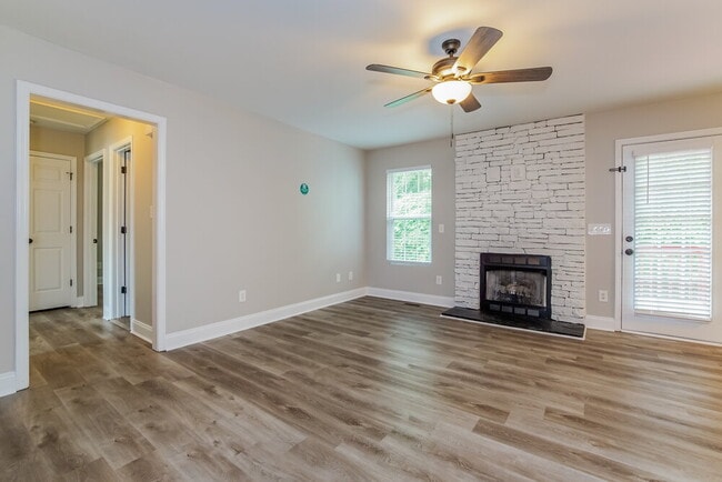 Building Photo - 145 Lynn Dr