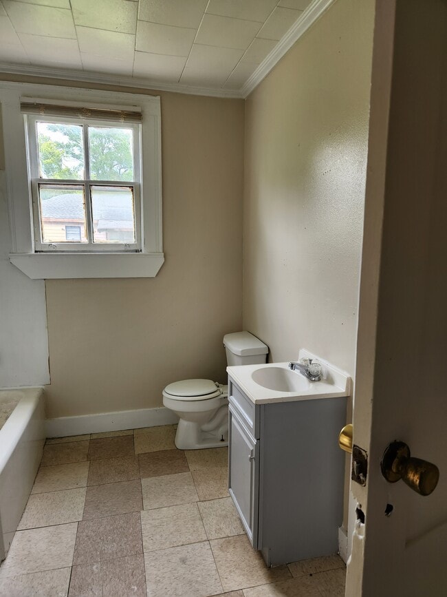 Building Photo - 2703 Linwood St