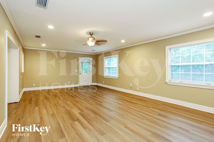 Building Photo - 6421 Burgundy Rd S