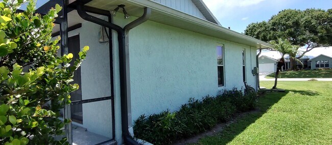 Building Photo - 1132 SE Oriental Ave