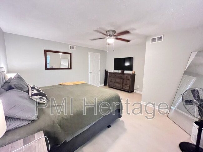 Building Photo - 1373 E Sequoyah Ct