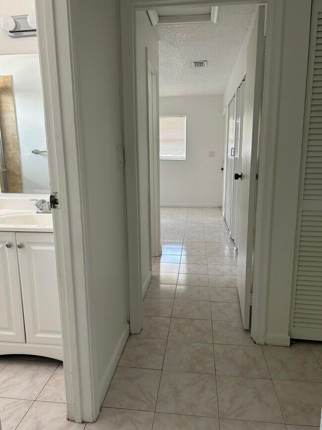 Building Photo - 6140 SW 41st Ct