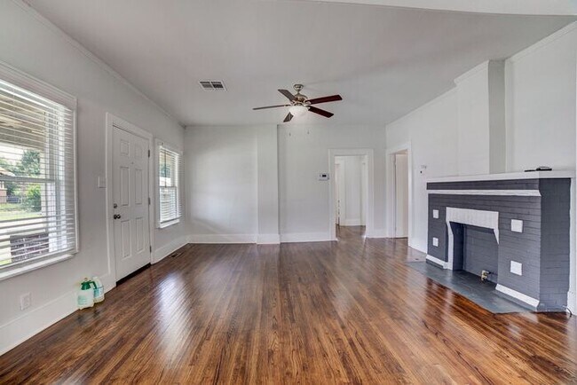 Building Photo - Charming 3/1 Near TU! Make this your new home!