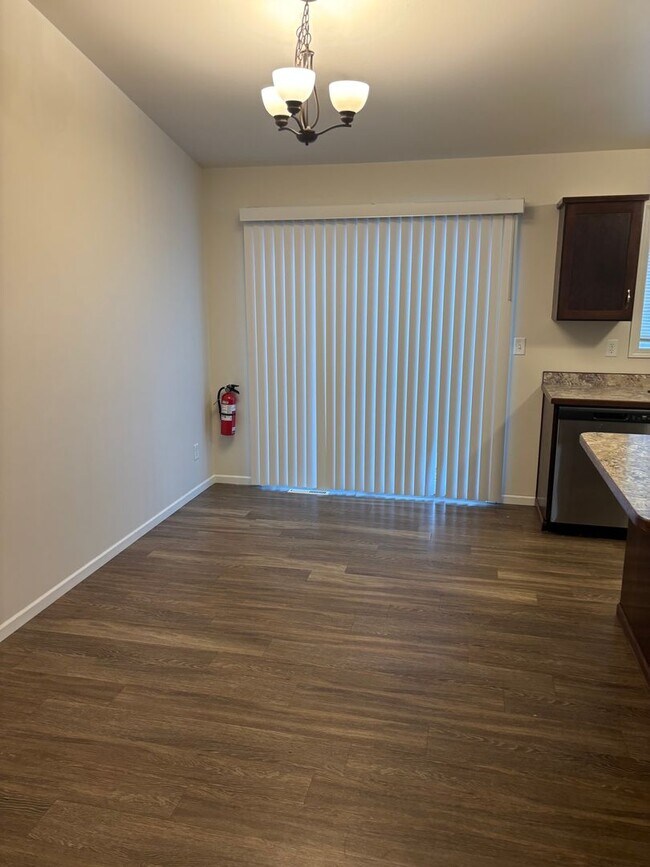 Building Photo - 3 Bed 2.5 Bath Single Family Home