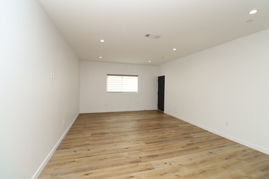 Building Photo - 1845 Vineyard Ave
