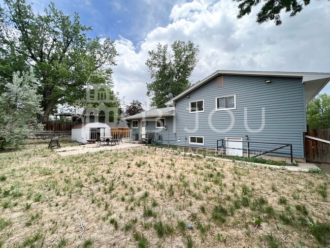 Building Photo - Tri-level Home with Newly Renovated Kitchen