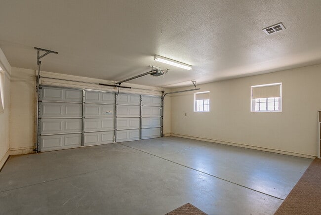 Building Photo - "Well Maintained 2-Bedroom, 2 Bathroom hom...