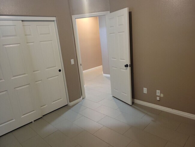 Building Photo - Spacious 3 Bedroom Home with Garage & Soak...