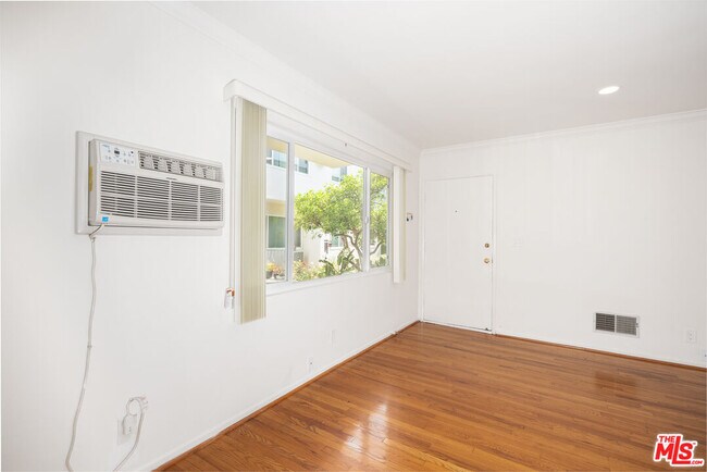 Building Photo - 256 S Doheny Dr