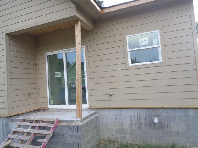 Building Photo - 1202 W 11th St