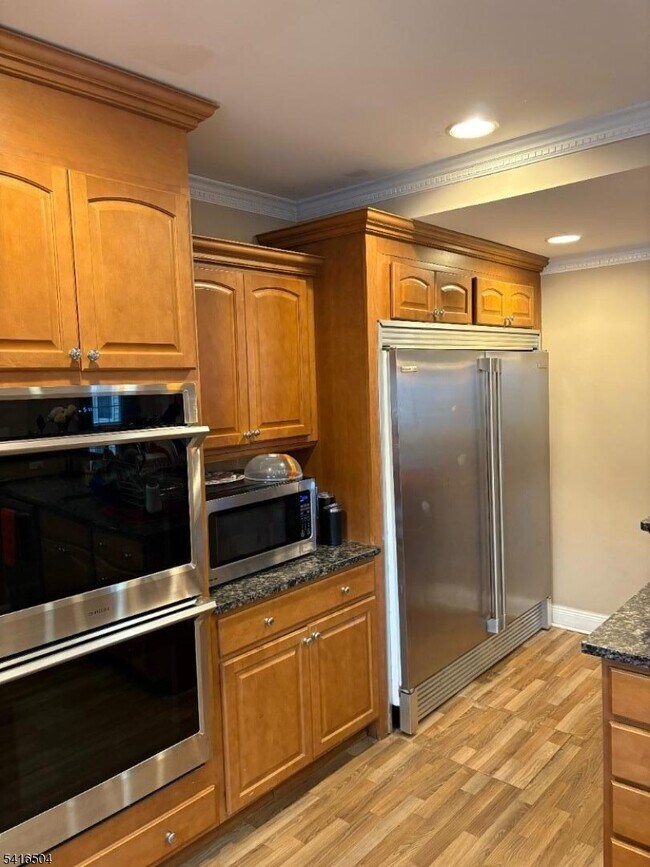 Building Photo - 521 Pleasant Valley Way