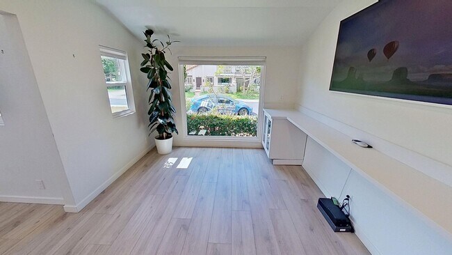 Building Photo - Spacious 3 bed / 2 bath in the More Mesa area