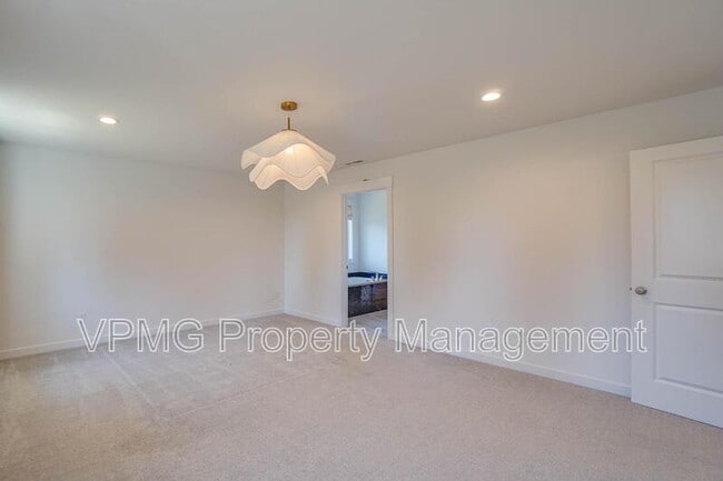 Building Photo - 935 SE 36th St