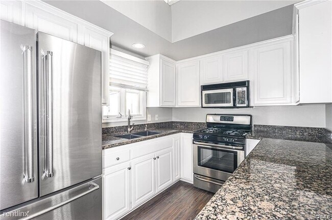 Building Photo - 2 br, 1.5 bath Condo - 416 .5 Acacia Avenue