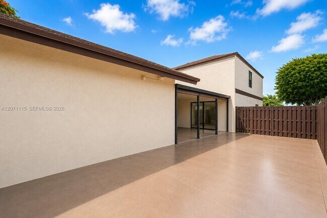 Building Photo - 525 NW 100th Ct