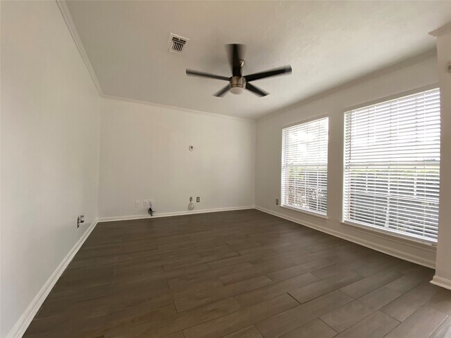 Building Photo - 10682 Hazelhurst Dr