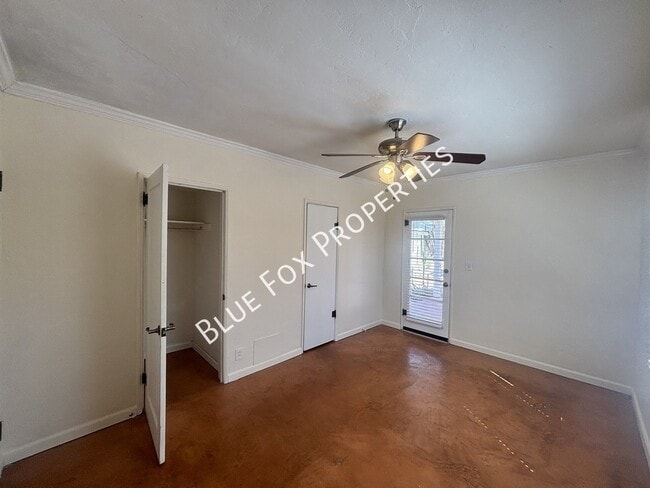 Building Photo - 925 E Adams St