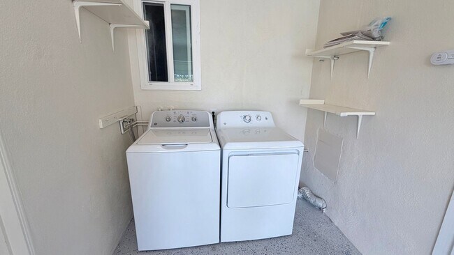 Building Photo - Spacious 3 Bed 2 Bath Home in Sunset Cliffs with Detached Garage & Private Backyard