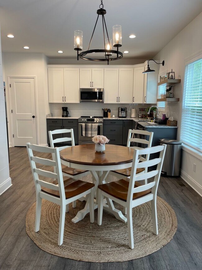 Building Photo - Beautiful 4 BR House in Nicholasville! All...
