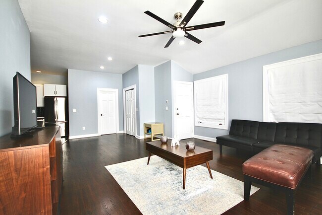 Building Photo - 106A Comstock Hill Ave