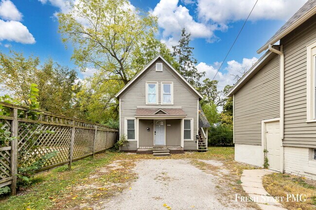 Building Photo - Comfortable Ground-Floor Living with Moder...