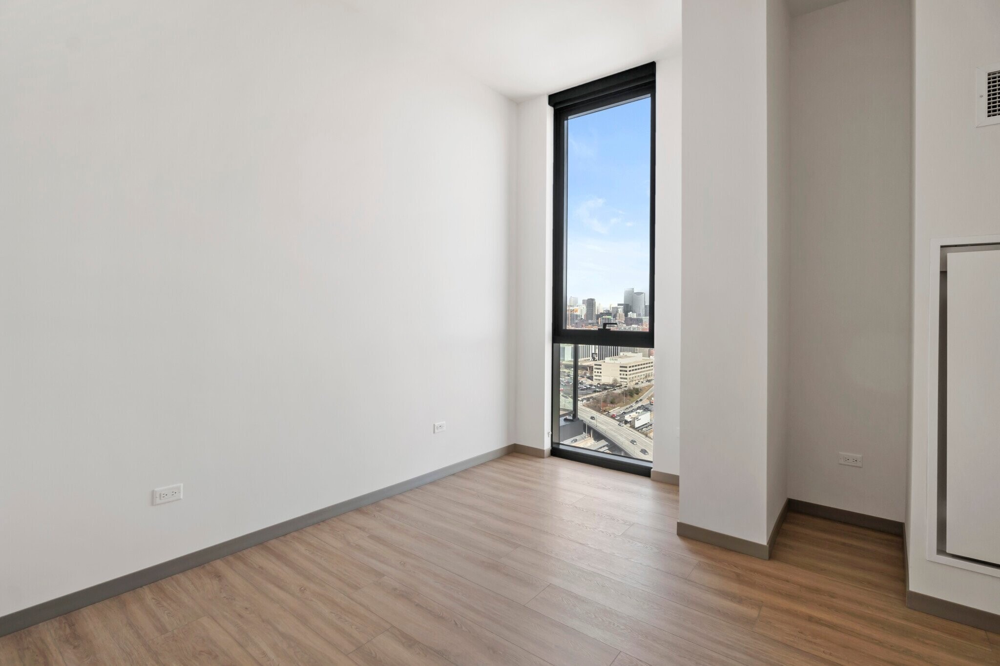 Building Photo - 533 S Damen Ave