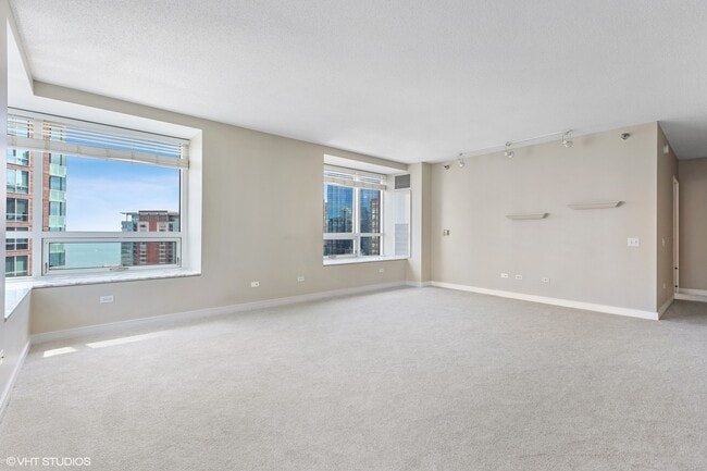 Building Photo - 512 N McClurg Ct