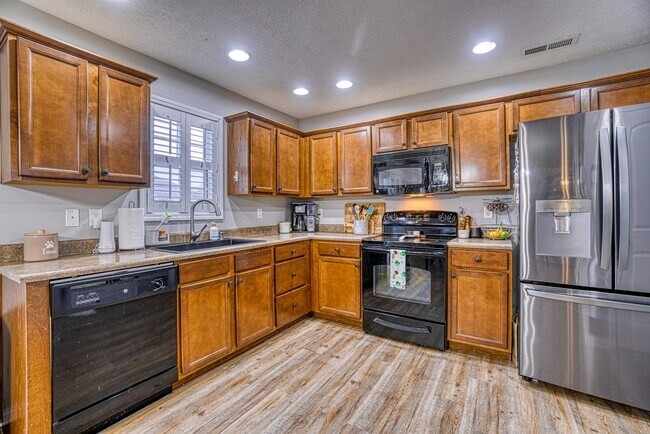 Building Photo - 4880 Imperial Dr